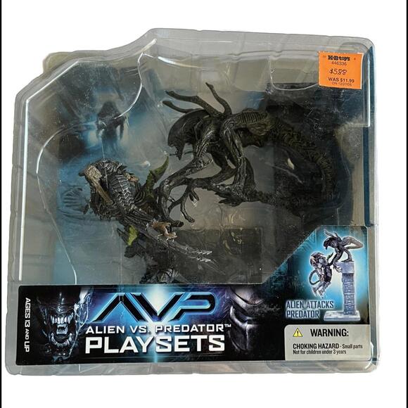Alien vs. Predator Movie Playsets Alien Attacks Predator Action Figure Set AVP